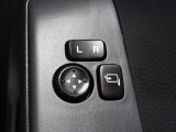 【電動格納ドアミラー】狭い駐車場で便利な電動格納ドアミラーが付いています。