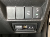 Hondaセンシング用の、VSA(ABS+TCS+横滑り抑制)解除と路外逸脱抑制機能などのオンオフスイッチはハンドルの右側に装備。その下にETC2.0がついています。高速道路の料金所の通過も楽々です。
