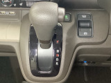 CVT車のセレクトレバーです。低速から高速まで、変速ショックのないスムーズな走りと、エンジン効率のよい領域を維持して燃費にも貢献します。サイドブレーキはスイッチ操作の電子制御パーキングブレーキです。