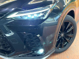 【三眼LEDヘッドライト】スタイリッシュな見た目の三眼LEDヘッドライトを装備♪スタイルだけでなく、夜間の走行も視界良好で安心してお乗りいただけます。