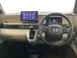 車内は光触媒抗菌消臭施工済です。スタイリッシュなデザインで暖かみのあるインパネ周りを演出します。グローブボックスやカップホルダーのほかにトレーなどたくさんの収納スペースが装備されています。