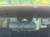 【ホンダセンシング】走行中に前方の車両等を認識し、衝突しそうな時は警報とブレーキで衝突回避と被害軽減をアシスト。より安全にドライブをお楽しみいただけます。