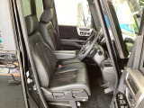 フロント広々、ベンチシートの運転席は、ハイトアジャスターが付いているので、快適にドライブができます。ハンドルはチルトステアリングで、ハンドル位置を上下に調節できます。