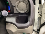運転席ドリンクホルダーは、ドライバーがすぐ取り出せる位置に付いています。