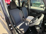 ロングドライブでも疲れにくいゼログラビティシートが付いています!さらに快適パックの付いたお車ですので、シートに撥水加工をしています!助手席シートバック部にはUSB充電ソケットまで付いています!!