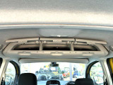 後席上には3つの扉で分割された収納BOXを配置。車内で使う様々なものをスマートに収納可能です。