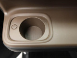 カップホルダーは運転席や助手席からちょうど手の届く位置です!!