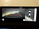 【全周囲モニター】車を上空から見下ろしたような映像をカーナビ画面に映し出し、車庫入れや縦列駐車をサポートしてくれます。