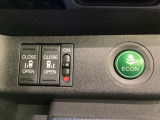 リアドアは乗り降りに便利な両側電動スライドドアです。また運転席に座っていながらスイッチ操作で自在にスライドドアを開け閉めできます。