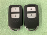 スマートキーを装備しています。鍵を差し込むことなくドアロックの開け閉めと、スタートボタン操作でのエンジンスタートができます。スペアキーも同じものを用意しております。