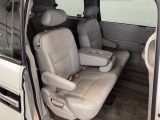 2列目シートは背もたれの角度調節ができるベンチシートになっております。長距離運転になってもゆったりとできるように、カップホルダー付きアームレストがついてます。