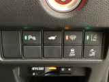 ハンドルの右側にHondaセンシング用のメインスイッチとパワーテールゲートスイッチがついています。パワーテールゲートスイッチは車内からでもテールゲートの開け閉めを電動でできます。