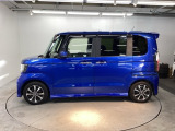 限られたスペースでも、スライドドアなら開閉がスムーズ!隣の車や壁にぶつかる心配がありません。