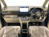 車内は光触媒抗菌消臭施工済です。インパネ周りはスタイリッシュなデザインで機能や装備も充実しています。グローブボックスやカップホルダーのほかにトレーなどたくさんの収納スペースが付いています。