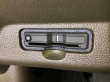 ハンドルの左下にETCがついています。高速道路の料金所の通過も楽々です。 カードの取り出しもしやすい場所についています。