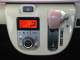 オートエアコンで暑い夏も寒い冬も快適な車内で運転出来ます。