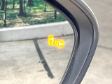 【ブラインドスポットモニター】走行中、ドアミラーの死角になりやすい箇所に後続車が接近するとサイドミラーのレンズに警告を表示!ドライバーに注意喚起をしてくれます。