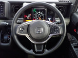 ハンドル左側にはオーディオ操作が出来るオーディオリモートコントロールスイッチ、右側にはHonda SENSINGとオートクルーズコントロールのスイッチを装備!