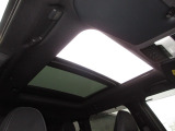 サンルーフ付きです。昼は気持ちよい風を取り入れたり、シェードを開けておくことにより車内が明るくなります。夜はシートを倒せば流れ星が流れたり星がたくさん見えるかも・・わくわくする装備ですね!