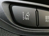 【レーンディパーチャーアラート】道路上の白線(黄線)を単眼カメラで認識し、ドライバーがウインカーを操作をしないで車線を逸脱する可能性がある場合、ブザーとディスプレイ表示による警報でお知らせします。