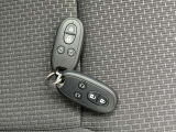 鍵は、ポケットかバッグに入れておけばOK。取り出し不要で便利なスマートキー