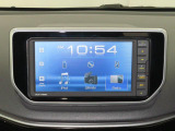 DVD/USBチューナー。AM/FMラジオで休憩を楽しんだり交通渋滞や天気などの情報を取り入れられます。バックカメラも付いて車庫入れ・駐車も安心です。