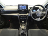 運転席・助手席を入れたインストルメントパネル全体画像です。
