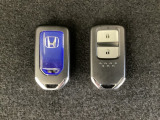 スマートキーを装備しています。鍵を差し込むことなくドアロックの開け閉めと、スタートボタン操作でのエンジンスタートができます。スペアキーも同じものを用意しております。