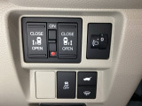 両側電動スライドドアは運転席から操作ができるよう、操作スイッチが付いています。Hondaセンシング用のVSA(ABS+TCS+横滑り抑制)解除などのスイッチがあります。