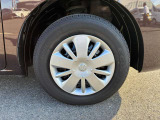 右前輪。タイヤサイズは165/80R14。