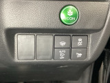 VSA装備車です。VSAはドライバーの操作と車の動きを見守っています。もし車の挙動が乱れたとき、4輪別々にブレーキをかけたり、エンジンパワーをしぼることによって車を安定させます。