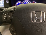 ステアリングスイッチがついていますので、オーディオのチャンネル変更、ボリューム、ジャンル変更が操作可能です。ハンドルから手を離さず安全に操作できます。