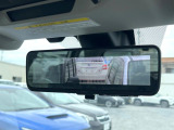 【スマートリヤビューミラー】後席の大きな荷物や同乗者で後方が確認しづらい時でも安心!カメラが撮影した車両後方の映像をルームミラー内に表示。クリアな視界で状況の確認が可能です!