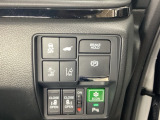 両側電動スライドドアは運転席から操作ができるよう、操作スイッチが付いています。Hondaセンシング用のVSA(ABS+TCS+横滑り抑制)解除と路外逸脱抑制機能などのスイッチがあります。