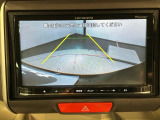 リバースギアに入れるだけで後方の表示へ切り替わります。夜間や雨の日の駐車も楽になりますよ。