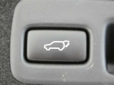 ワンタッチでバックドアが開閉。重たいバックドアも力いらずで開閉できる便利なパワーバックドア付きです!