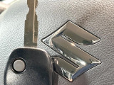 【キーレス】少し離れた場所からでもボタン一つでドアの開錠・施錠ができるのでとっても便利!ドアの鍵穴周りに傷をつけることもありません♪