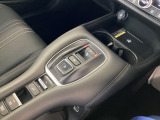 シンプルでとても使いやすいフロアシフトに、パーキングブレーキは電子制御パーキングブレーキです。