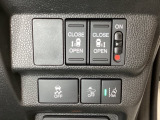両側電動スライドドアは運転席から操作ができるよう、操作スイッチが付いています。Hondaセンシング用のVSA(ABS+TCS+横滑り抑制)解除と路外逸脱抑制機能などのスイッチがあります。