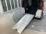 スーパーフレックススロープ。普段はフラットな荷室の床として、引き出せばそのままスロープとして使えます。