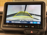 リバースギアに入れるだけで後方の表示へ切り替わります。夜間や雨の日の駐車も楽になりますよ。