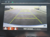 【リアカメラ】リバースに入れるだけで後方の映像が映ります。安全確認や、狭い駐車場での車庫入れ、雨の日や夜間など視界の悪い時に便利です。安全にバックする為には欠かせない装備です。