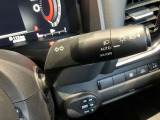 車外の明るさに応じでライトを点灯、消灯してくれるオートライト機能です☆お天気の良い昼間のトンネル走行などオートにしてると便利で安心です☆エンジン停止時にライトの消し忘れも無くなります☆