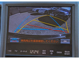 カラーバックカメラが付いています!バックにギアを入れると、後方視界が自動的にマルチ画面に映し出されます!夜も明るく見えますので、すごく便利!!一度使うとカメラ無しには乗りたくない程!