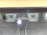 【スズキ デュアルブレーキサポート】走行中に前方の車両等を認識し、衝突しそうな時は警報とブレーキで衝突回避と被害軽減をアシスト。より安全にドライブをお楽しみいただけます。