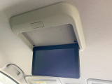 【フリップダウンモニター】大画面モニターで後席でもエンタメをお楽しみいただけます。小さなお子様にも大人気の装備です♪