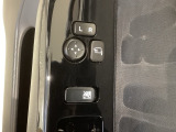 狭い駐車場で便利な電動格納ドアミラーが付いています。