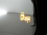 &rdquo;隣の車線を走る車両をレーダーで検知し、ドアミラーでは確認しにくい後側方エリアに存在する車両に加えて、急接近してくる車両も検知します。車両を検知するとドアミラーに搭載されたLEDインジケーターが点灯