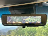 【デジタルインナーミラー】後席の大きな荷物や同乗者で後方が確認しづらい時でも安心!カメラが撮影した車両後方の映像をルームミラー内に表示。クリアな視界で状況の確認が可能です!