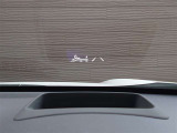 カラーヘッドアップディスプレイ付き。少ない視線移動で情報を確認できるので、運転の疲労軽減に繋がりますよ♪